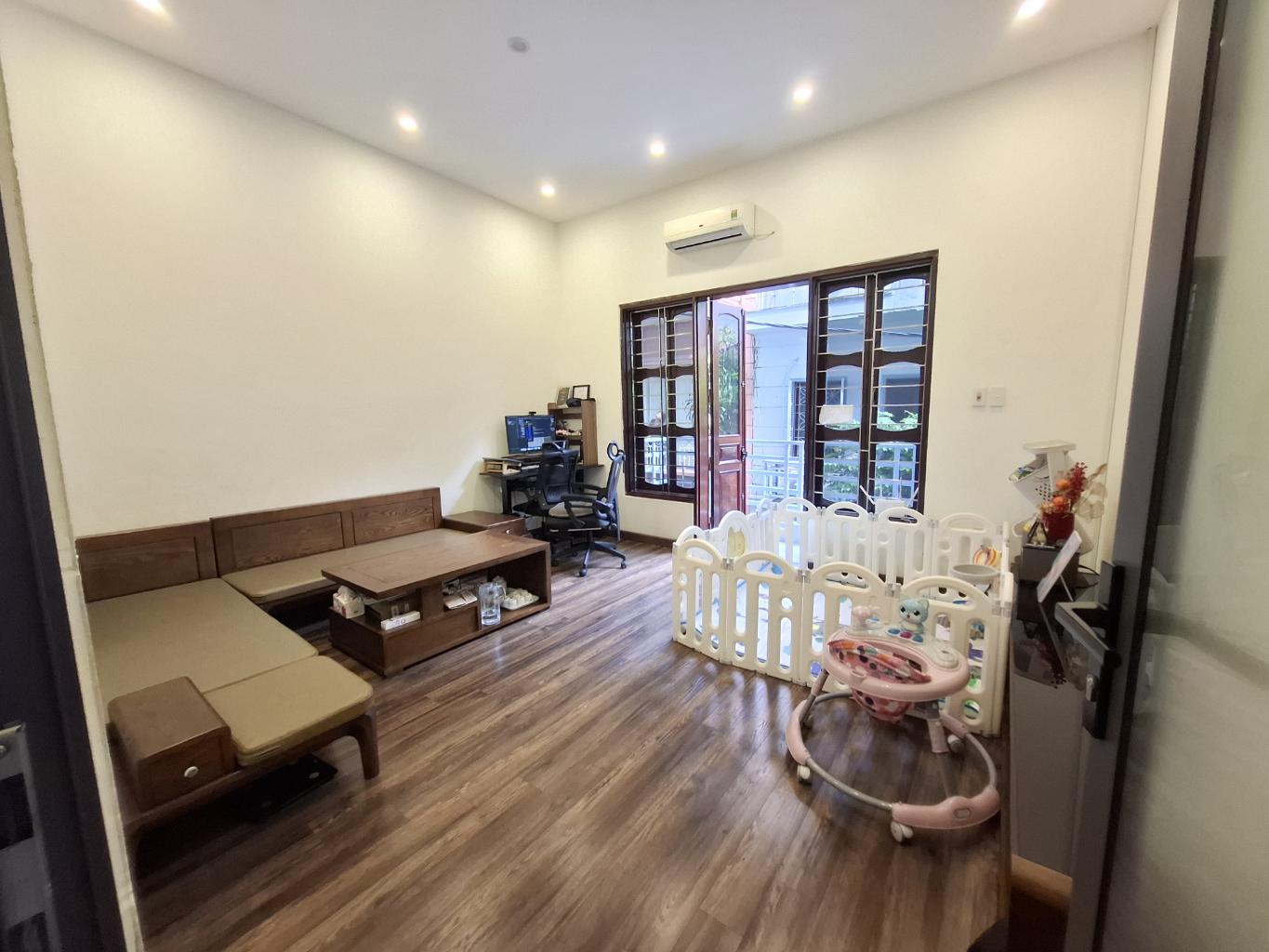 Nhà Phân Lô Trần Quốc Hoàn ô tô , gara , kd 58m 5 tầng MT 5m giá 21,8 tỷ